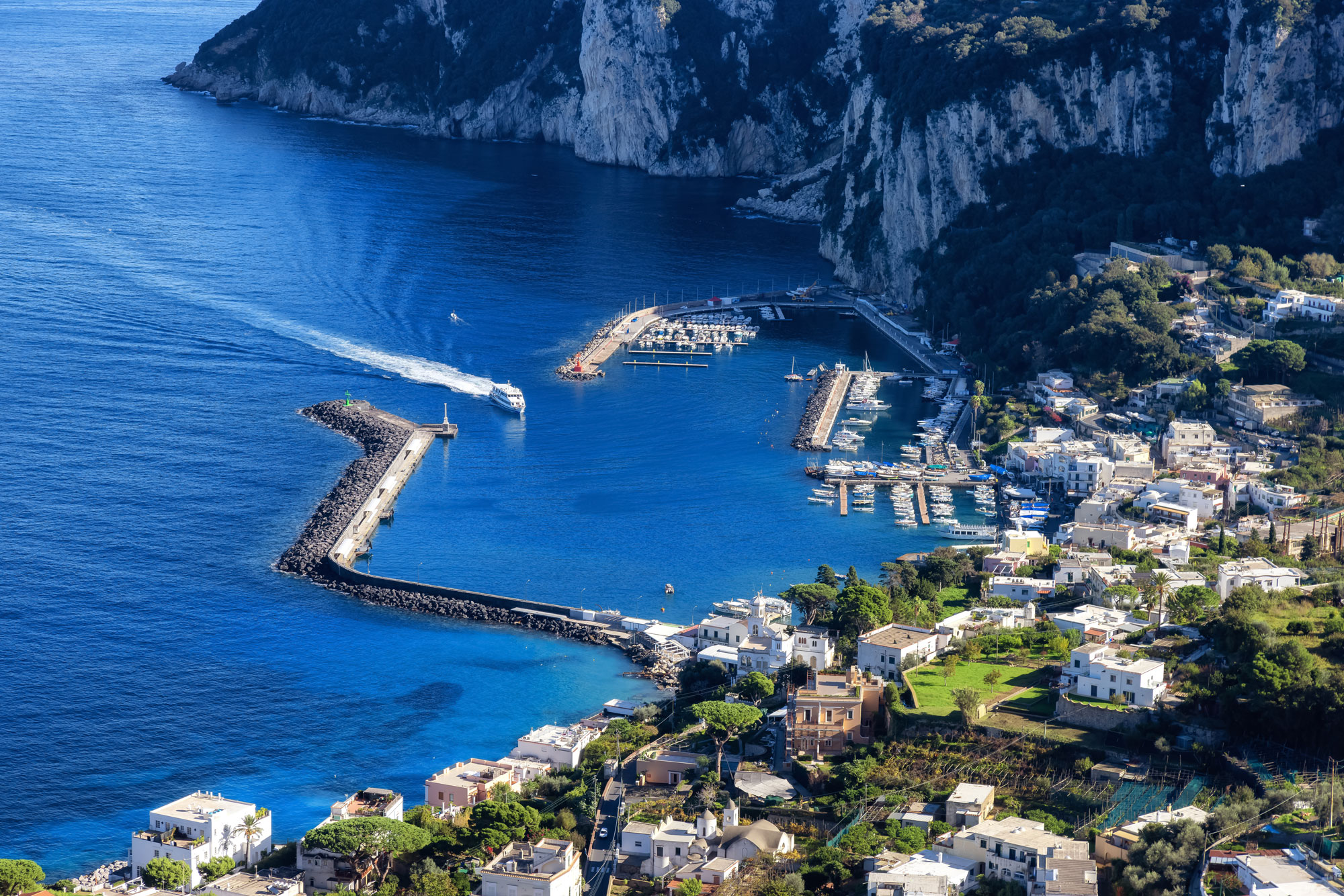 touristic-town-on-capri-island-in-bay-of-naples-